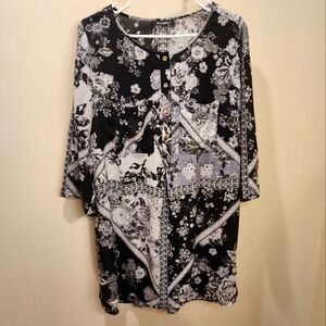 Roz & Ali Plus size Black And White Short Sleeves Tunic 1X